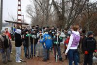 A Szolnoki Sportiskolások segítettek a Holt-Tisza partszakaszának tisztításában
